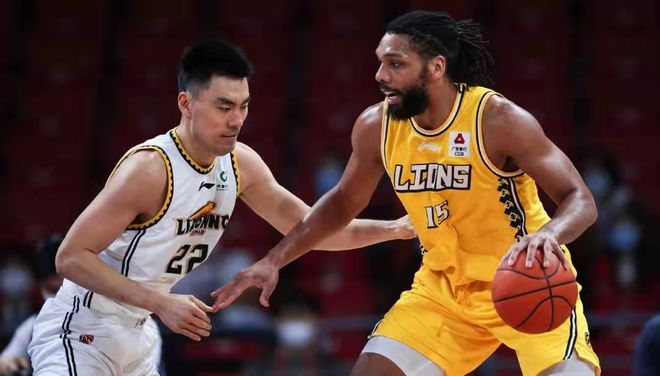 斯基拉：尤文将给伊尔迪兹500-550万年薪，加与欧冠挂钩奖金（斯基拉：尤文拟向伊尔迪兹提供500-550万年薪，另设与欧冠挂钩的奖金）