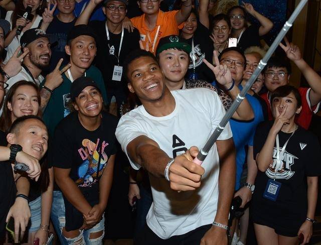 TA：莫斯克拉的贡献远不止是“临时救火”，他完全封锁了凯恩（TA：莫斯克拉的作用远超救急，他把凯恩彻底锁死）