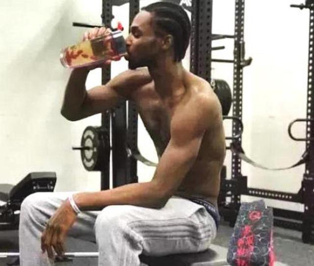 王曼昱“憋笑”嘴角压得好辛苦！想笑又不敢笑，与场上成鲜明对比（王曼昱强忍笑意，嘴角按得紧：想笑不敢笑，与赛场氛围形成强烈反差）