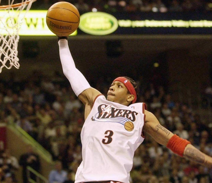 记者：卡马文加左脚踝轻微扭伤，将于周六接受进一步检查（记者称卡马文加左脚踝轻度扭伤，周六将接受进一步检查）