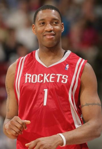 皇马后防问题严重，阿诺德伤缺，球员轮换困难，姆巴佩虽强但后防乏力，形势严峻。（皇马防线告急：阿诺德伤停致轮换受限，姆巴佩难掩后防短板，形势不容乐观）