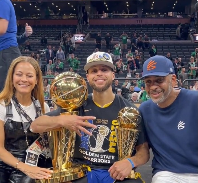 回忆杀！维埃里社媒晒照，大罗、巴乔、狼王等巨星聚餐（回忆满满！维埃里社媒晒合影：大罗、巴乔与狼王等传奇同桌聚餐）