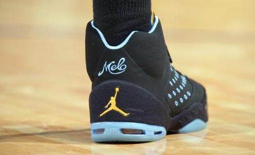 戴维对乌迪内斯的进球被吹越位，但VAR划线似乎存在问题（戴维对阵乌迪内斯进球被判越位，VAR划线存疑）