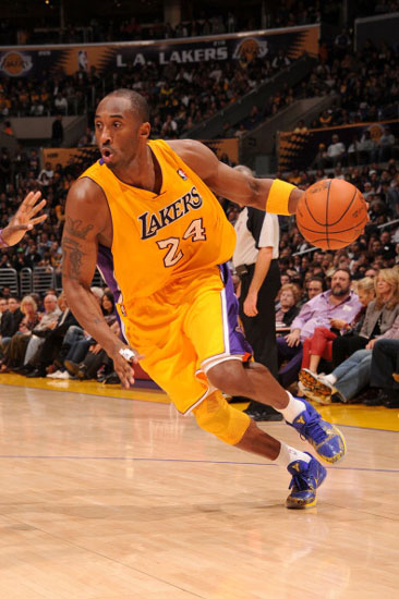 争议判罚点燃全场，两队差点动手（争议吹罚引爆火药味，双方险些爆发冲突）