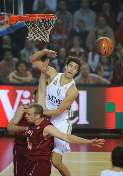 哈登助攻如潮又成球队节奏发动机（哈登妙传频出化身球队节奏引擎）