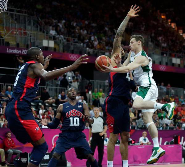 雄鹿vs76人前瞻：字母哥缺阵，76人欲获背靠背连胜（雄鹿战76人前瞻：字母哥缺席，费城冲击背靠背连胜）