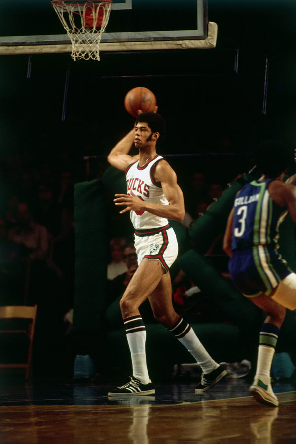 惊险一幕，马竞女足球员梅迪纳头部被膝盖撞到后失去意识（马竞女足惊魂一刻：梅迪纳头部遭膝撞后一度失去意识）