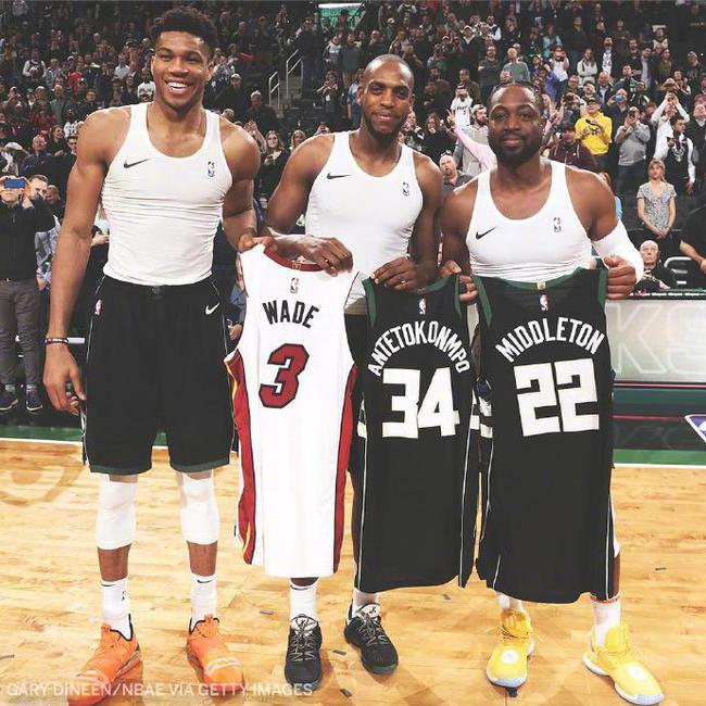 库里至少再缺席3场！科尔表示期待他能在与森林狼的比赛回归（科尔：库里至少还将缺席3场，争取战森林狼时复出）