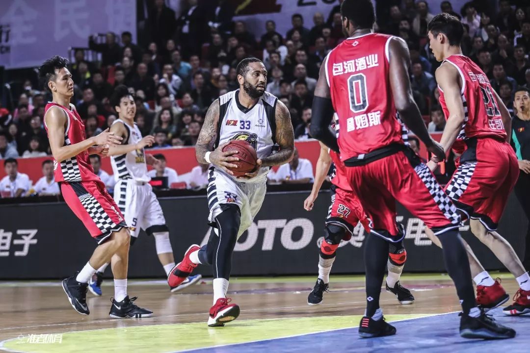 里贝里儿子赛义夫身穿阿尔及利亚球衣自拍，引起热议（里贝里之子赛义夫穿阿尔及利亚球衣晒自拍，引发热议）